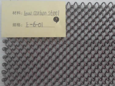 Ein Stück kohlenstoff armer Metalls pulen vorhänge mit einem Etikett darauf.