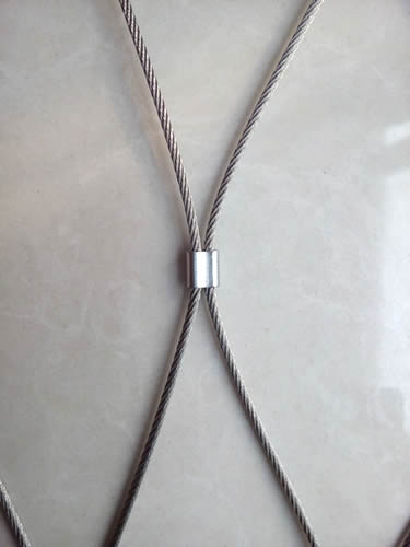 2本のステンレス鋼ロープはフェルールで固定されています。