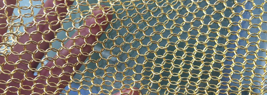 Un morceau de maille d'anneau de tresse de chaîne avec la couleur dorée.