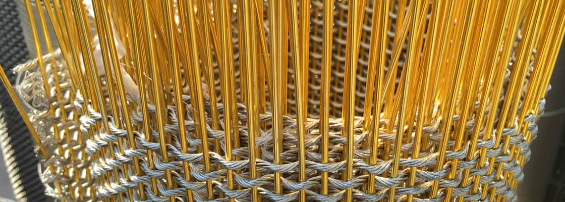 一捲美麗的金色電纜網