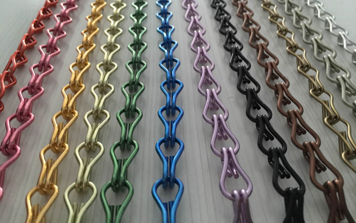 Twelve colors of chain link curtain on the desk.