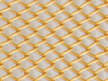 Ein Stück gelbe Farbe Metall Spule Vorhänge auf dem weißen Hintergrund.