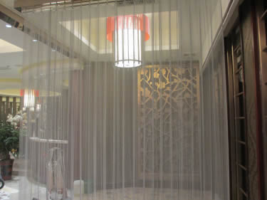 酒店安裝了不鏽鋼金屬卷窗簾,用於分隔器。
