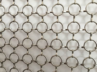 Un morceau de maille d'anneau en métal d'aluminium