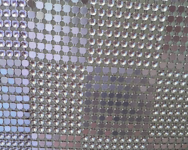 Un morceau de tissu métallique violet clair dans le style bloc carré