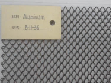 一塊鋁金屬線圈窗簾,上面貼有標籤。