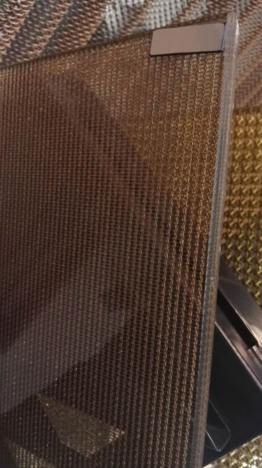 A corner of laminated glass wire mesh with embedded copper cable mesh.